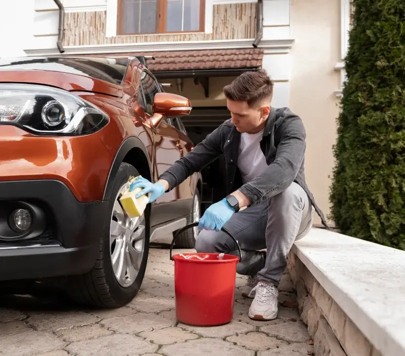 Lavage auto à domicile Hodent : professionnel intervenant sur un véhicule
